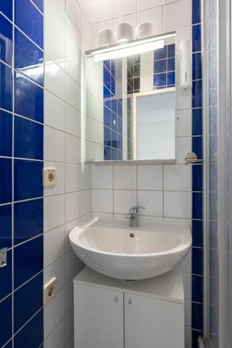 a white bathroom with a sink and a mirror at Comfortable Stay for Families and Business Travelers - 5 Guests, Fast WiFi, Near Station in Leoben
