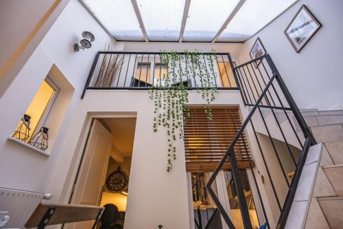 une maison avec un plafond en verre dans l'établissement Domremy HypercentredeReims, à Reims