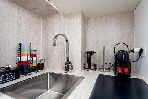 een keuken met een wastafel en een kraan bij Ave Luxury Suite - By OpenRoma in Rome