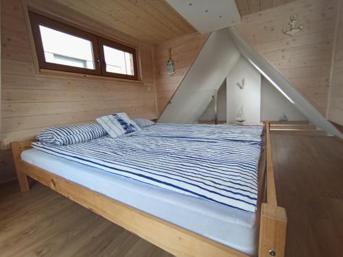 Postel nebo postele na pokoji v ubytování Domek Apartament Marynarski z kominkiem