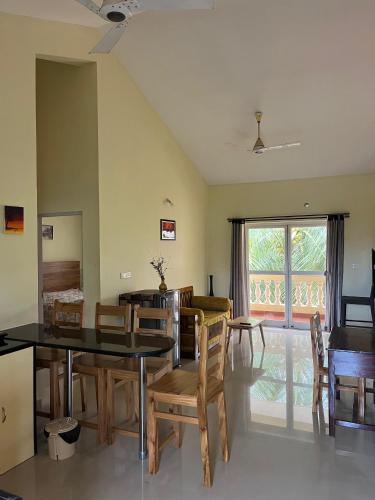 TalaulimにあるVarca Beach 2BHK App with Swimming Poolのテーブルと椅子のあるダイニングルーム