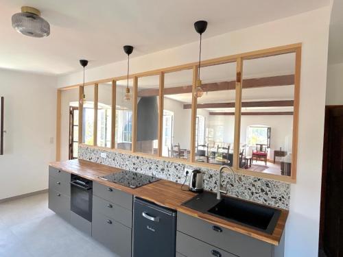 una cocina con fregadero y encimera en Villa Padulone, en Aléria