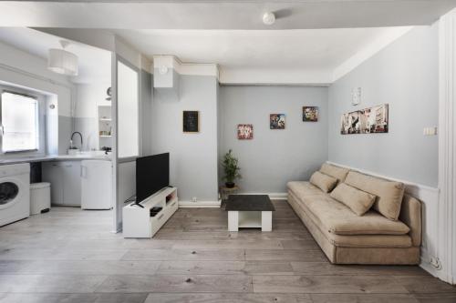 un salon avec un canapé et une table dans l'établissement L'hyper centre terreaux 45m2 équipé CLIM, à Lyon