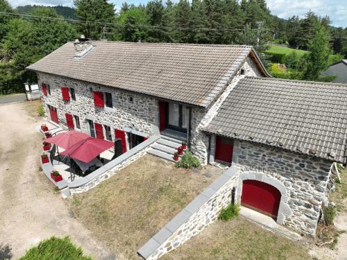 an overhead view of a stone house with a red umbrella at Gîte de Genebret in Bessamorel