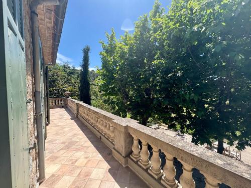 a stone railing on a balcony of a house at Villa Magdala Arts & Résidence in Hyères