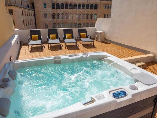 Πισίνα στο ή κοντά στο Villa Milano - Jacuzzi Rooftop Lounge with BBQ and Billiard Room