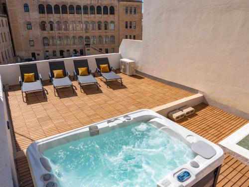 Φωτογραφία από το άλμπουμ του Villa Milano - Jacuzzi Rooftop Lounge with BBQ and Billiard Room στη Σλιέμα