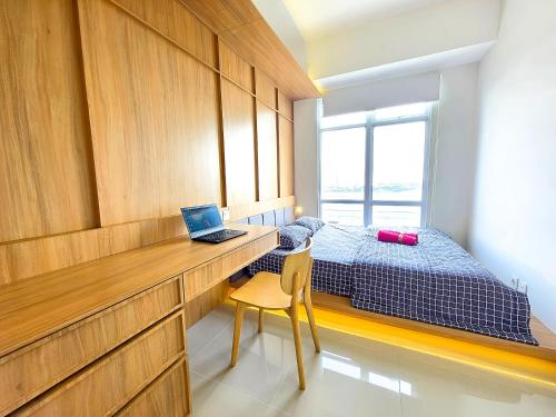 a bedroom with a desk and a bed with a laptop at Apt Vasanta Tokyo2 japanese 1BR in Jarakasta