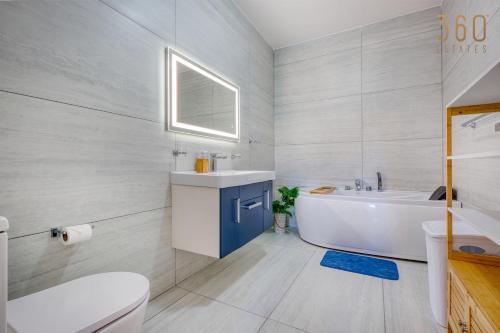 Un baño de Stylish 2BR in peaceful Qala with Terrace & AC by 360 Estates