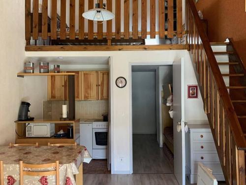 une cuisine avec un escalier menant à un loft dans l'établissement Appartement T2 Mezzanine Confort 6 Pers, Balcon, Parking - FR-1-804-5, à Enchastrayes