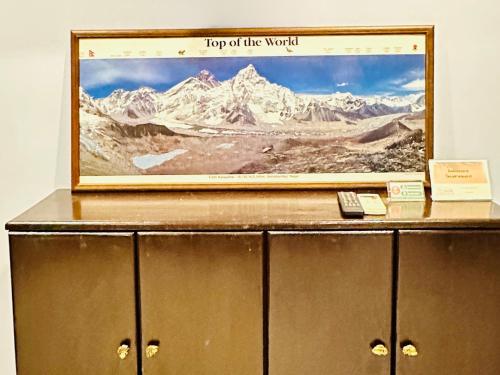 a picture of top of the world on top of a cabinet at สวนไมตรีจิต รีสอร์ท in Ban Khlong Si