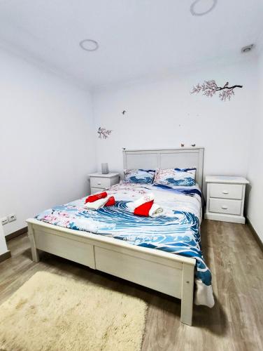 a bedroom with a bed with red pillows on it at Vivenda da Tendeirinha in Arrentela