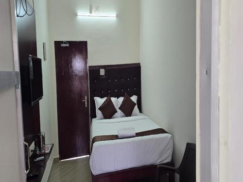 Cama o camas de una habitación en Hotel AMR RESIDENCY