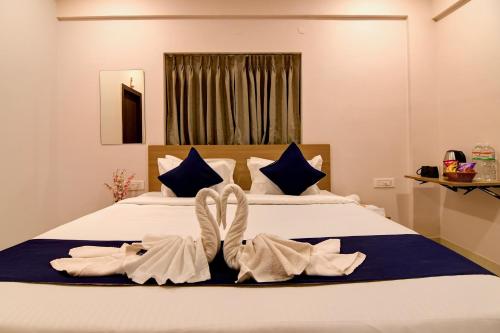 Un dormitorio con dos toallas en una cama. en Hotel Signature Vista, en Calcuta