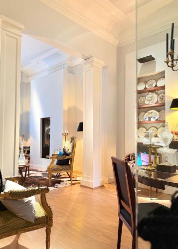 a living room with a table and a dining room at Bourgogne Suite Maastricht in Maastricht