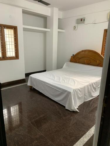 Ένα ή περισσότερα κρεβάτια σε δωμάτιο στο Chennai Elite ResidencyTambaram
