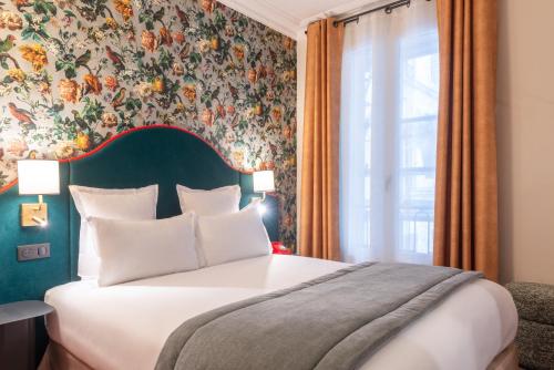 une chambre avec un lit avec un papier peint fleuri dans l'établissement Hôtel Brittany, à Paris