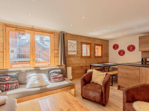 un salon avec un canapé et une cuisine dans l'établissement Chalet rénové skis aux pieds, 4 chambres, Plagne Soleil - FR-1-351-144, à La Plagne Tarentaise