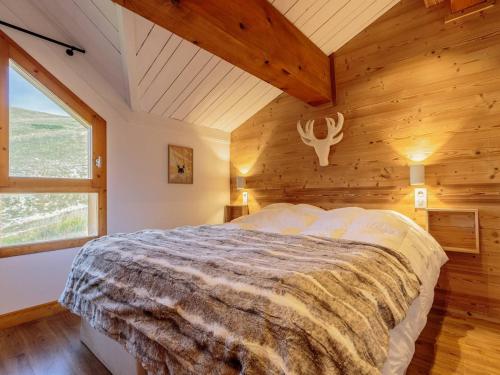 une chambre avec un lit dans une pièce avec une fenêtre dans l'établissement Chalet rénové skis aux pieds, 4 chambres, Plagne Soleil - FR-1-351-144, à La Plagne Tarentaise