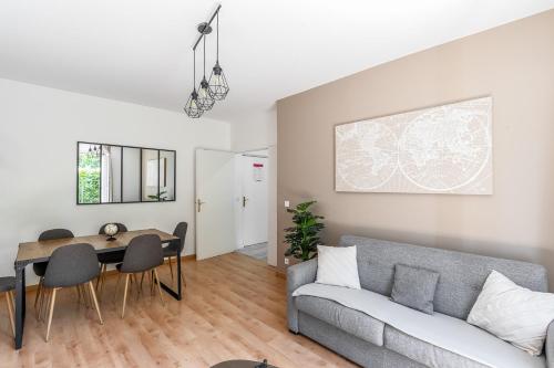 un salon avec un canapé et une table dans l'établissement 2 Bedroom apartment Galmy Val d'Europe, à Chessy