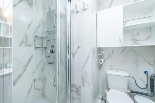 ein weißes Badezimmer mit Toilette und Dusche in der Unterkunft Townhouse Cortijos de La Hidalga in Torremuelle