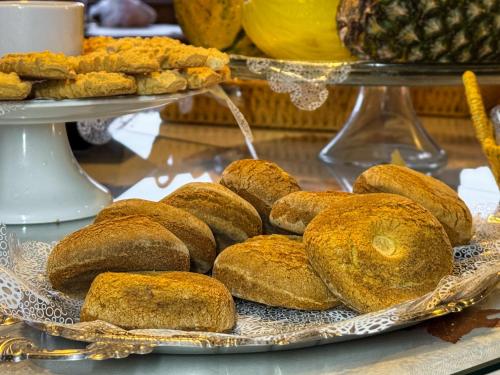 een stapel broden op een dienblad bij Hotel Tissiani Canela in Canela