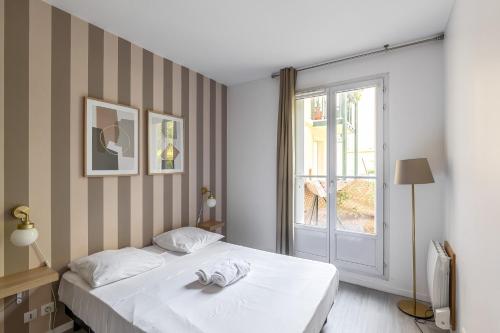 une chambre avec un lit et une fenêtre dans l'établissement 2 Bedroom apartment Galmy Val d'Europe, à Chessy