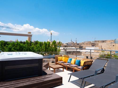O zonă de relaxare la Knights 1500s Palazzino in Valletta - Seaview Rooftop Jacuzzi lounge