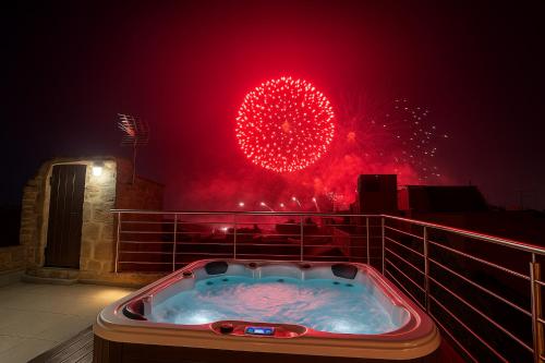 Imagine din galeria proprietății Knights 1500s Palazzino in Valletta - Seaview Rooftop Jacuzzi lounge în Valletta