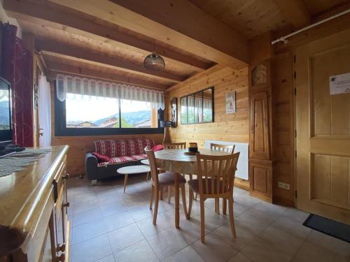 une cuisine et une salle à manger avec une table et des chaises dans l'établissement Duplex cosy 4 pers à Crest-Voland, proche pistes, parking, wifi - FR-1-733-74, à Crest-Voland