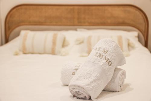 une pile de serviettes posée sur un lit dans l'établissement La Dolce Vita T2 au calme plein coeur de Cannes, à Cannes