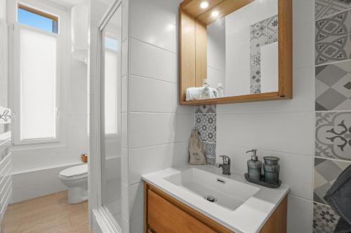 une salle de bain avec un lavabo et des toilettes dans l'établissement La Dolce Vita T2 au calme plein coeur de Cannes, à Cannes