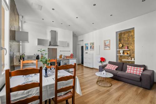 une cuisine et un salon avec une table et un canapé dans l'établissement La Dolce Vita T2 au calme plein coeur de Cannes, à Cannes