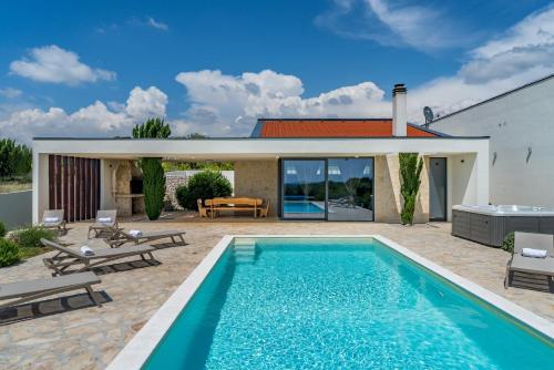Πισίνα στο ή κοντά στο Villa T, spacious with heated pool, hot tub & sauna