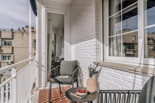 Serin - 2 bedrooms and balcony in Recoletos