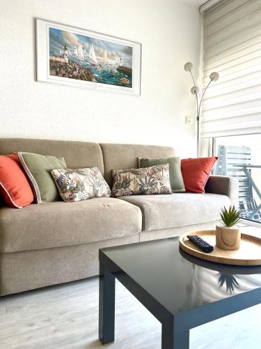 un salon avec un canapé et une table basse dans l'établissement Les Océanes, à Les Sables-dʼOlonne