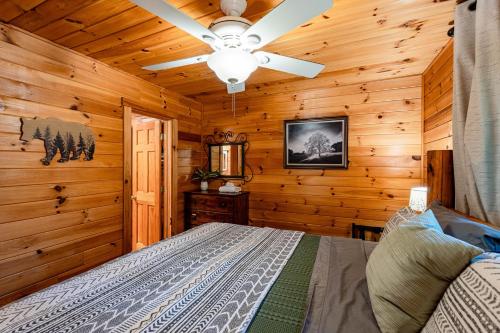 Ένα ή περισσότερα κρεβάτια σε δωμάτιο στο New Listing! Mountain cabin