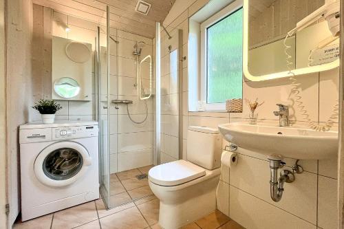 a bathroom with a washing machine and a sink at Pulverhorn - Dorf 4 Ferienhaus 01 in Priwall