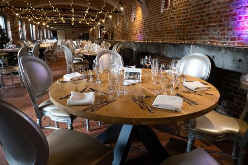 Εστιατόριο ή άλλο μέρος για φαγητό στο LOGIS-Hôtel-Restaurant La Gentilhommière