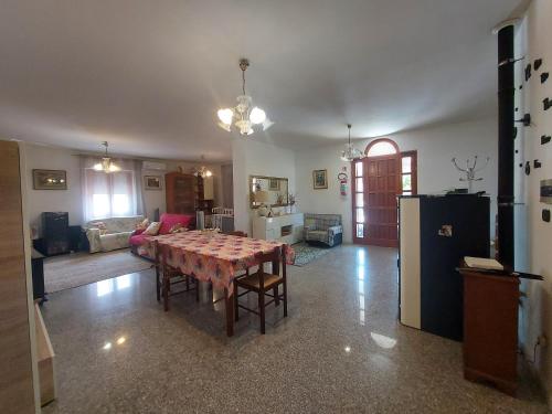 a living room with a table and a kitchen at Villa Marusia in Tollo