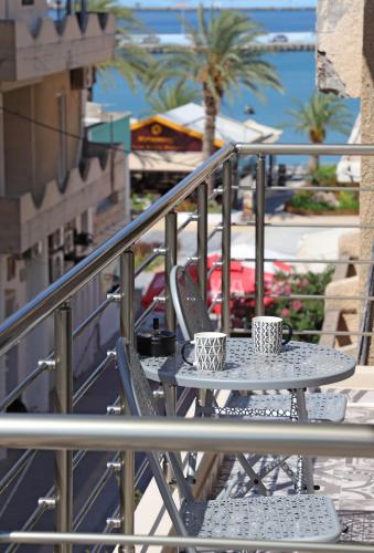 Luxurious apartment next to sea