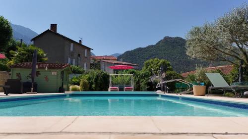 - une piscine dans une maison avec des montagnes en arrière-plan dans l'établissement VILLA ROMAGA, à Vernet-les-Bains