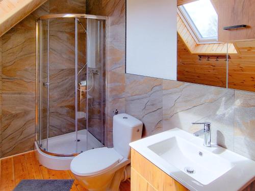 Et badeværelse på Mielno Family Domki Premium