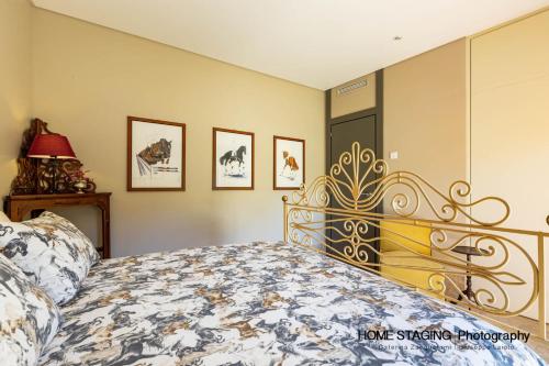 Кровать или кровати в номере Villa Airone Tegoni, Pool, Radicondoli