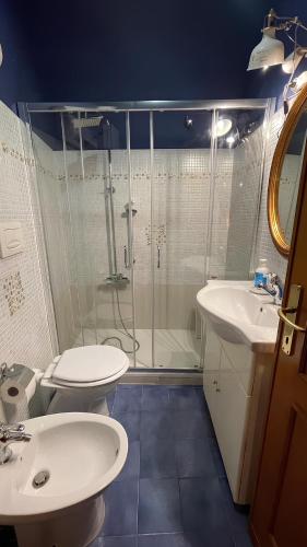 a bathroom with two sinks and a shower at DOMUS EVA, dove è nata Tivoli in Tivoli