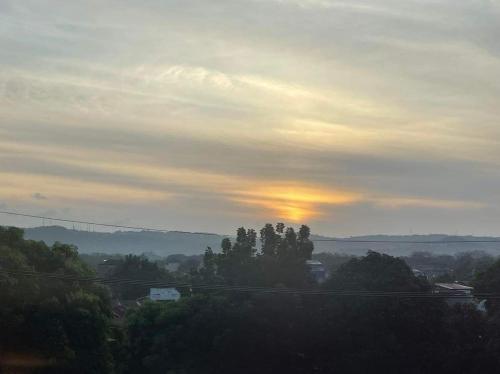 Η ανατολή ή δύση του ηλίου όπως φαίνεται από αυτό το ξενοδοχείο διαμερισμάτων ή από εκεί κοντά