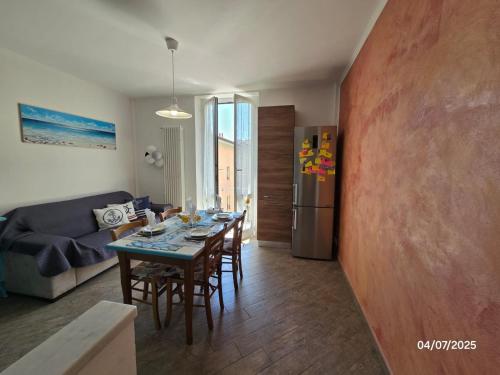 een keuken en woonkamer met een tafel en een bank bij Stephy Holiday Station 5 Terre in La Spezia