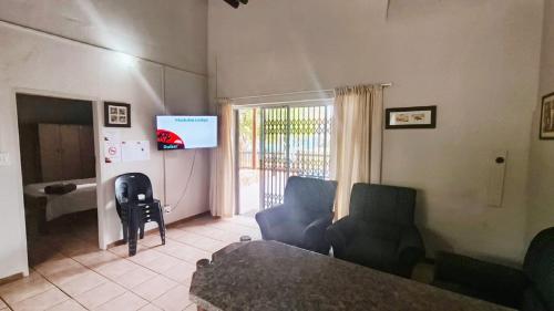 TV a/nebo společenská místnost v ubytování Modubu Lodge