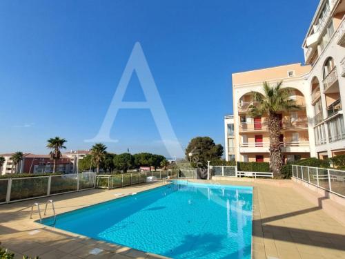 T2 avec loggia vue piscine, ascenseur et place de parking