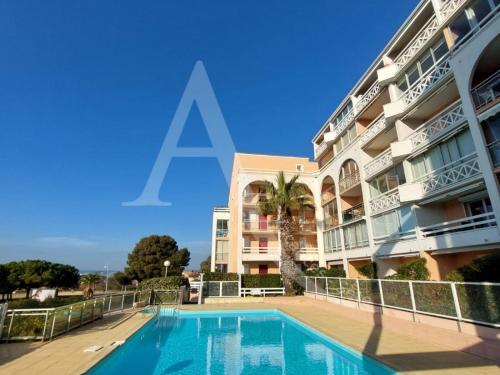 T2 avec loggia vue piscine, ascenseur et place de parking